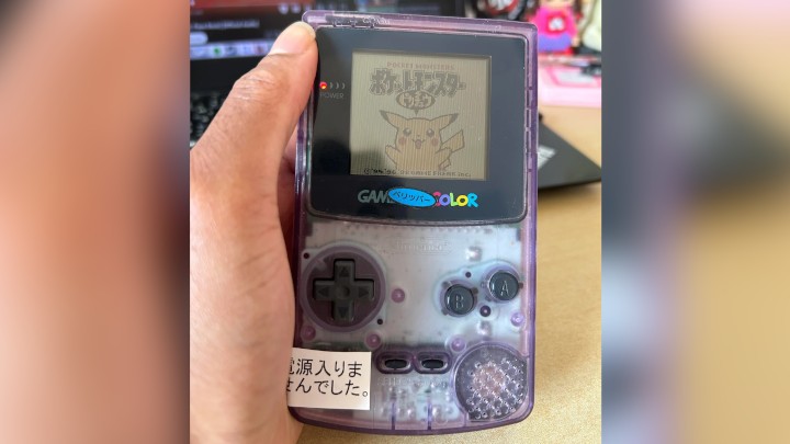 Niesprawne urządzenie okazalo się w pełni sprawne. Źródło: ViceZD, Reddit - Game Boy Color zostaje wyrzucony do kosza, ponieważ nie działa - gracz kupuje go za jedyne 19 euro i odkrywa, że jednak jest sprawny - wiadomość - 2025-08-01