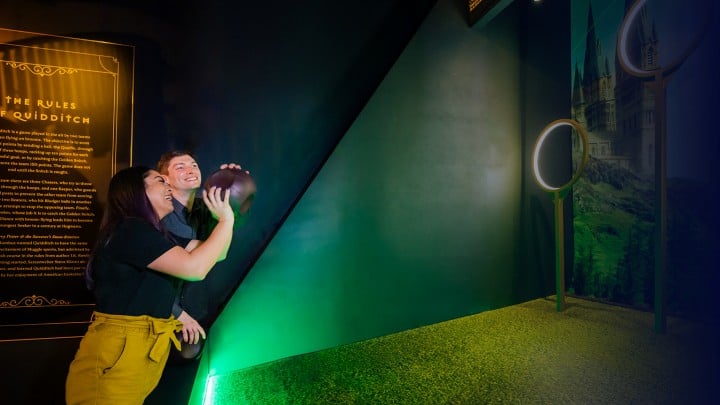 Źródło: Eventim.pl. - Oryginalne rekwizyty z filmów, kostiumy Hermiony i szansa na grę w quidditch. Harry Potter: The Exhibition pod Krakowem czeka na fanów do sierpnia - wiadomość - 2025-06-06