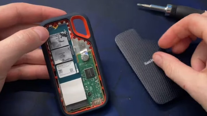 Tak wygląda oryginalny SanDisk Extreme po otwarciu | Źródło: YouTube: Tech Guy Beau; 2023 - Gracz kupuje nowy dysk SSD za 500 złotych, ale nie działa. Kiedy jego kolega go otwiera, znajduje w środku tani chip z gorącym klejem - wiadomość - 2025-09-05