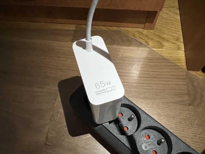 Ładowarka czasami zajmie też sąsiednie gniazdko. Źródło: fotografia własna. - Przekonałem się, że laptop ze zintegrowaną kartą graficzną nadaje się do grania. Wystarczy włożyć do niego procesor i9 - wiadomość - 2024-04-06