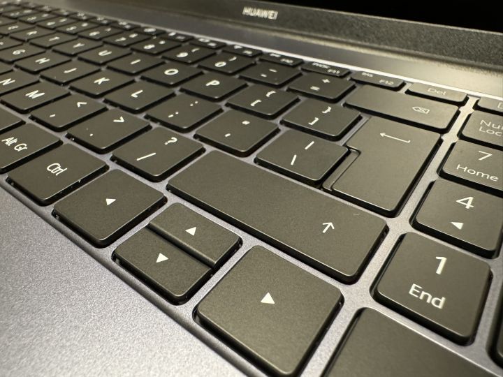 Powiedzieć, że nie jestem fanem tego układu klawiatury, to jak nic nie powiedzieć. Źródło: fotografia własna. - Przekonałem się, że laptop ze zintegrowaną kartą graficzną nadaje się do grania. Wystarczy włożyć do niego procesor i9 - wiadomość - 2024-04-06