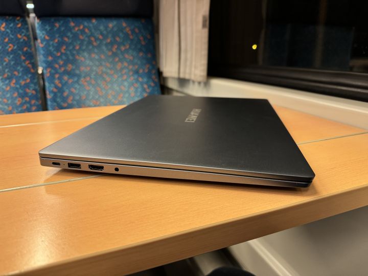 Po lewej stronie obudowy znajdziemy niemal wszystkie złącza, w tym 3,5 mm. Źródło: fotografia własna. - Przekonałem się, że laptop ze zintegrowaną kartą graficzną nadaje się do grania. Wystarczy włożyć do niego procesor i9 - wiadomość - 2024-04-06