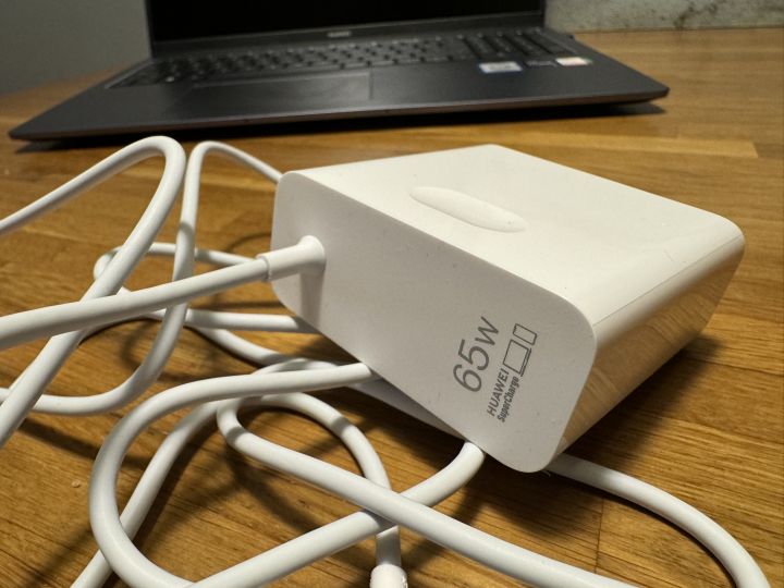 Ładowarka zajmuje jeden z portów USB. A szkoda. Na szczęście nie będziemy po nią sięgać zbyt często. Źródło: fotografia własna. - Przekonałem się, że laptop ze zintegrowaną kartą graficzną nadaje się do grania. Wystarczy włożyć do niego procesor i9 - wiadomość - 2024-04-06