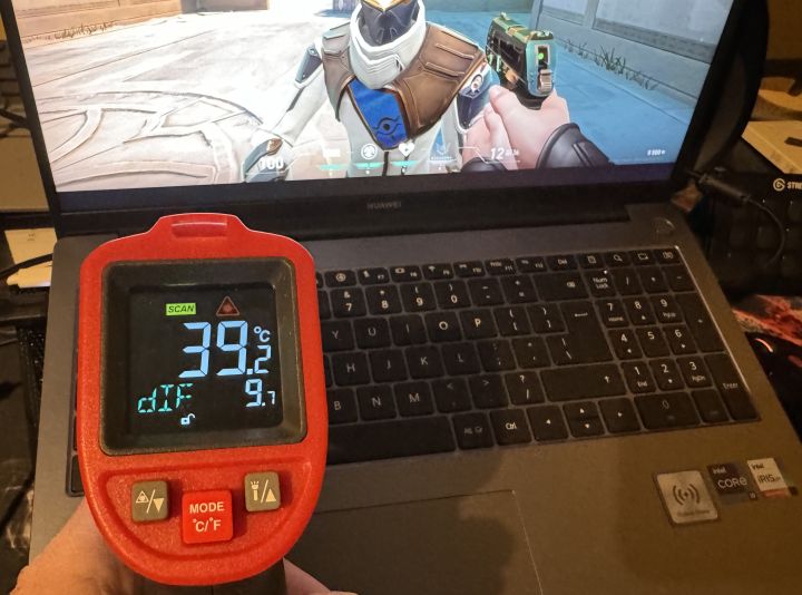 Nawet w najcieplejszym punkcie obudowa pozostaje dość chłodna. Źródło: fotografia własna. - Przekonałem się, że laptop ze zintegrowaną kartą graficzną nadaje się do grania. Wystarczy włożyć do niego procesor i9 - wiadomość - 2024-04-06