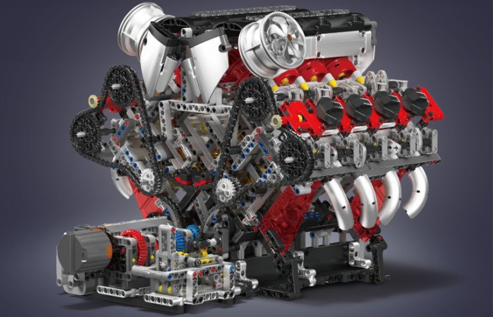 Źródło: Mould King; materiały promocyjne - Dzięki niemu Ferrari 488 GTB potrafi się rozpędzić do 100 km/h w zaledwie 3 sekundy. W pełni działająca klockowa replika silnika V8 488 autorstwa konkurenta LEGO to marzenie fanów sportowych samochodów - wiadomość - 2024-09-06