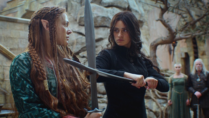 Wiedźmin, Lauren Schmidt-Hissrich, Netflix, 2019 - Następca Henry’ego Cavilla w zwiastunie 4. sezonu Wiedźmina chwyta za miecz. Tak Liam Hemsworth prezentuje się w akcji jako Geralt - wiadomość - 2025-09-14