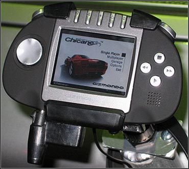 Gizmondo z modelkami i procesami sądowymi - ilustracja #1