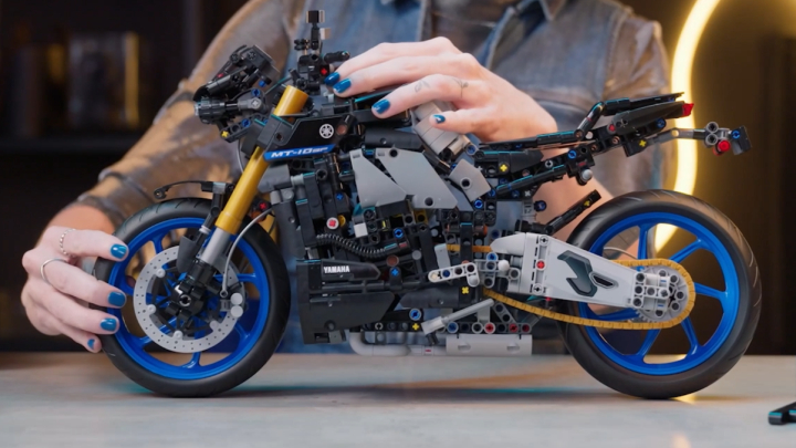Źródło: materiały promocyjne, LEGO.pl. - Amazon zaserwował fanom motocykli szalenie dobrą ofertę na zestaw LEGO Yamaha MT-10 SP. Ten potężny model w skali 1:5 to spełnienie marzeń niejednego miłośnika jednośladów - wiadomość - 2024-06-30