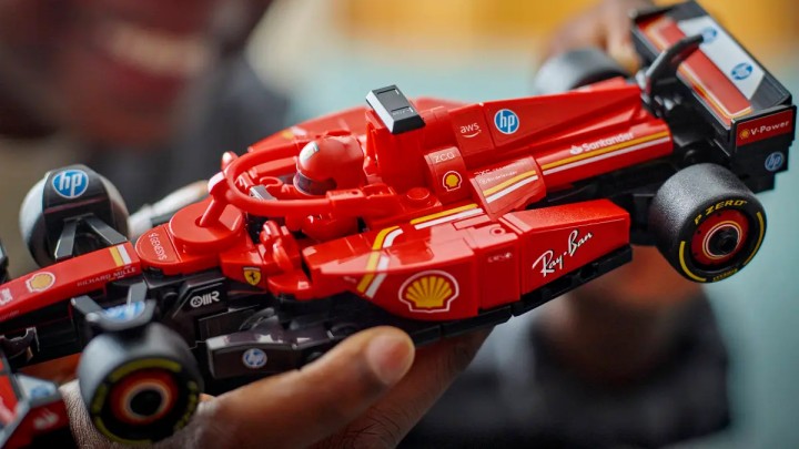 Źródło: LEGO; materiały promocyjne - Za 68 zł możesz mieć „najlepszy prezent dla fanów F1”. 6 tysięcy ocen dla zestawu LEGO Ferrari mówi samo za siebie - wiadomość - 2025-10-23