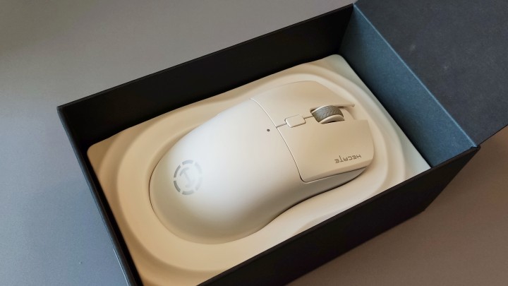 Tak wygląda myszka w opakowaniu. Źródło: fotografia własna - W tej myszce jednym ruchem włączysz tryb cichy i to znacznie więcej niż zwykły bajer. Recenzja Edifier Hecate G3M Pro - wiadomość - 2024-09-20