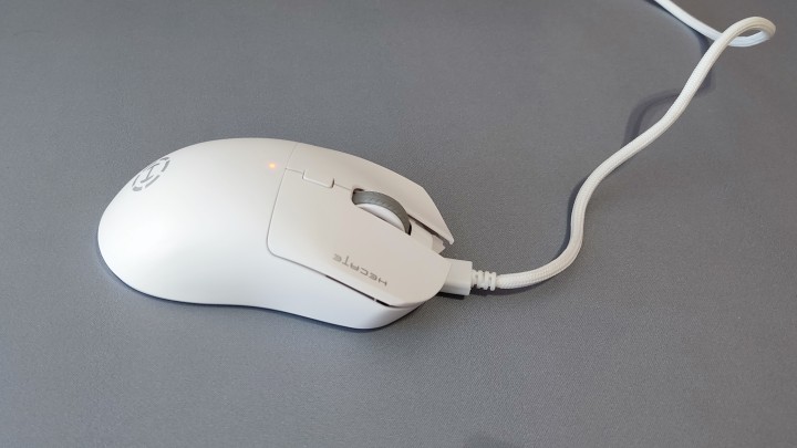 Myszka razem z przewodem. Źródło: fotografia własna - W tej myszce jednym ruchem włączysz tryb cichy i to znacznie więcej niż zwykły bajer. Recenzja Edifier Hecate G3M Pro - wiadomość - 2024-09-20
