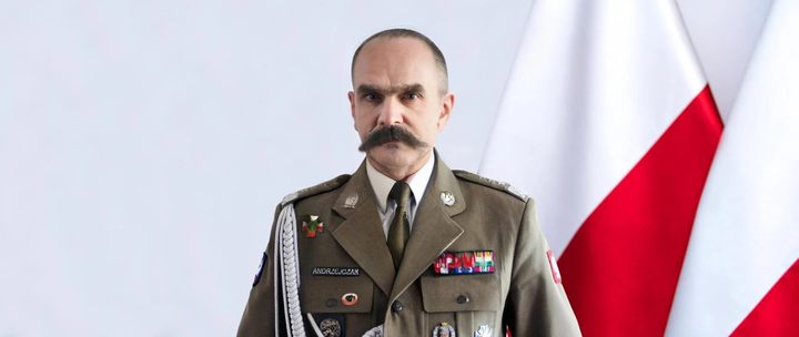 Współczesny Piłsudski i Jan III Sobieski w garniturze na obrazkach prosto od AI - ilustracja #1