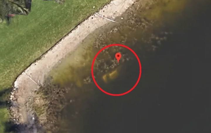 Na przybliżeniu auto nabiera wyraźniejszych kształtów. - Zaginął 22 lata temu. Jego szczątki znaleziono dzięki Google Maps - wiadomość - 2019-09-15