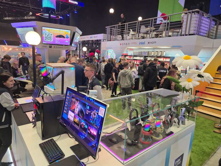 Stanowisko przyciągało uwagę podświetleniami oraz sprzętami. - OMEN i HyperX na IEM Katowice 2025 zaprezentowały swoje nowości, w tym OMEN MAX 16 - potężnego laptopa gamingowego - wiadomość - 2025-02-17