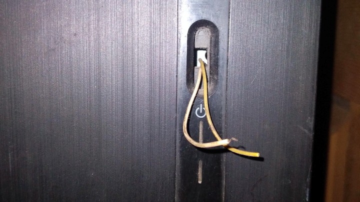 Kolejny komputer bez włącznika. Źródło: itz_me_shade, Reddit - Gracz włącza komputer trzymając dwa kable razem - wygląda to tak, jakby próbował zrobić zwarcie w samochodzie - wiadomość - 2025-07-14