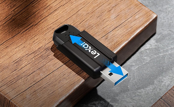 Źródło: Lexar. - Amazon odjechał konkurencji jak Kubica przeciwnikom w Le Mans. 128-gigabajtowy pendrive w szokująco niskiej cenie - wiadomość - 2025-06-16