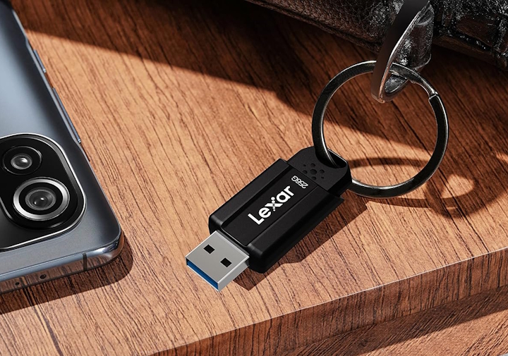 Źródło: Lexar. - Amazon odjechał konkurencji jak Kubica przeciwnikom w Le Mans. 128-gigabajtowy pendrive w szokująco niskiej cenie - wiadomość - 2025-06-16