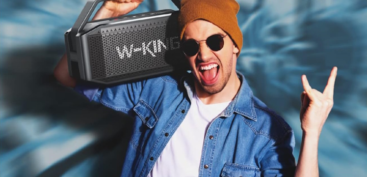 Źródło: W-KING, grafika promocyjna. - 80 W, wodoodporność, 40 godzin na baterii i bajecznie niska cena - ten głośnik Bluetooth W-KING gasi konkurencję, niczym zimna woda pragnienie - wiadomość - 2024-07-01