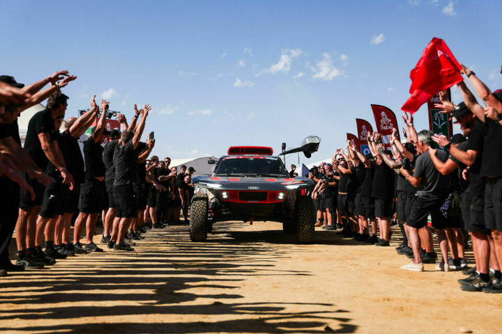 Audi tryumfowało jeśli chodzi o samochody w tegorocznym Dakarze. / Źródło: Audi Communications Motorsport - Michael Kunkel - Samochody spalinowe nie dały rady elektrykowi Audi w rajdzie Dakar 2024? Prawda jest nieco inna - wiadomość - 2024-01-22