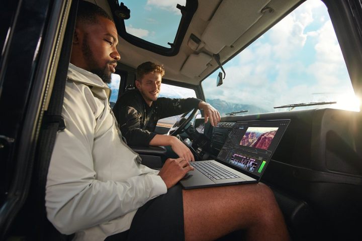 Sposób prezentacji modelu nie pozostawia złudzeń – to maszyna, która pracy się nie boi, także tej poza biurem i w biegu. Źródło: ASUS. - Lekki i niepozorny, ale w jego wnętrzu drzemie RTX 5070. Oto odświeżony ASUS ProArt P16 - wiadomość - 2025-05-19