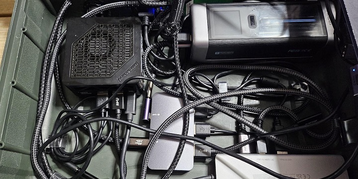 Wnętrze omawianego laptopa. Źródło: Reddit | WraithXt1. - Stworzył komputer jak z filmu akcji, jest ukryty w walizce i wyposażony w 3 ekrany - wiadomość - 2024-03-18