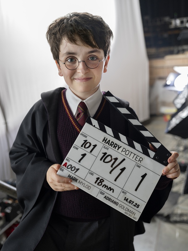 Dominic McLaughlin jako Harry Potter w serialu HBO Max | HBO - Harry Potter wkroczył na plan. Dominic McLaughlin pozuje w nowym mundurku Hogwartu z serialu HBO Max - wiadomość - 2025-07-14