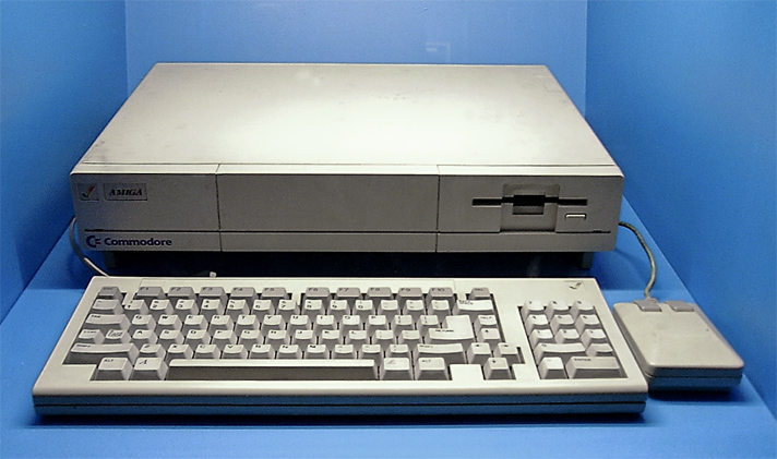 Amiga 1000. Prawda, że wygląda jak zwykły pecet? Źródło: Wikipedia.