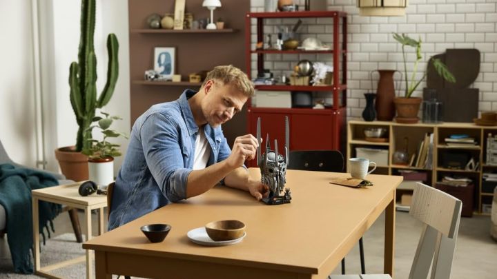 Źródło fot.: LEGO. - „Uderzający i pięknie szczegółowy” hełm Saurona z LEGO to triumf brutalizmu, który może kusić fanów LOTR - wiadomość - 2026-04-13