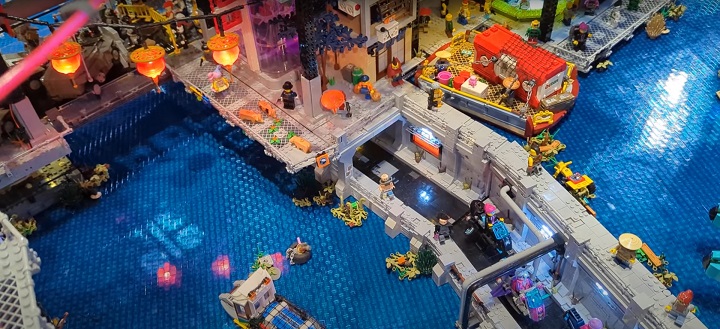 900 tys. klocków i 80 budowniczych - wielkie cyberpunkowe miasto z LEGO zachwyca skalą i neonami - ilustracja #1