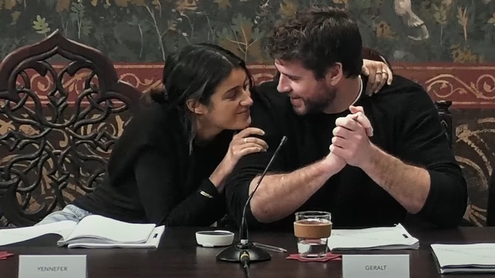 Anya Chalotra (Yennefer) i Liam Hemsworth (Geralt) | YouTube: IGN, The Witcher: Season 4 - Official Behind-The-Scenes Table Read Clip - 4. sezon Wiedźmina ze zmianą, przez którą serial jeszcze bardziej odbiegnie od książek. Dotyczy Geralta i Yennefer - wiadomość - 2025-09-16