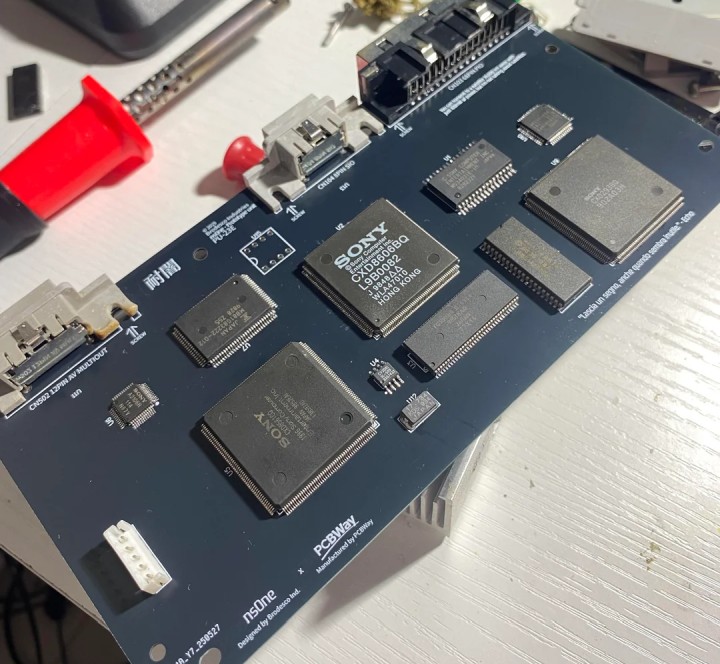 Tak wygląda nsOne – elektronika PS1 w nowej wersji. Źródło: Lorentio Brodesco, Reddit - 30 lat po premierze PlayStation 1 pewien hobbysta stworzył coś, co może zapewnić przetrwanie konsoli - wiadomość - 2025-06-17