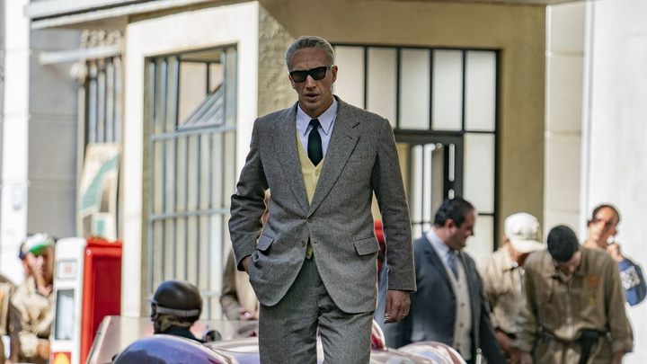 Widzieliśmy w Wenecji Ferrari Michaela Manna. Ma świetnego Adama Drivera, ale do ideału brakuje wykończenia - ilustracja #1