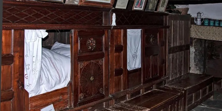 Łóżka skrzyniowe mogły mieć nawet kilka poziomów. Źródło: BBC. - W średniowieczu powszechne było spanie w drewnianych szafach. Najważniejsze pytanie brzmi: dlaczego przestaliśmy to robić? - wiadomość - 2024-03-19