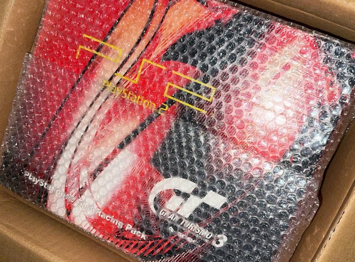 Źródło: Reddit - „Zastanawiam się, ile to jest warte” - gracz od 25 lat trzyma specjalną konsolę PS2 w oryginalnym opakowaniu jako dekorację - wiadomość - 2026-02-18