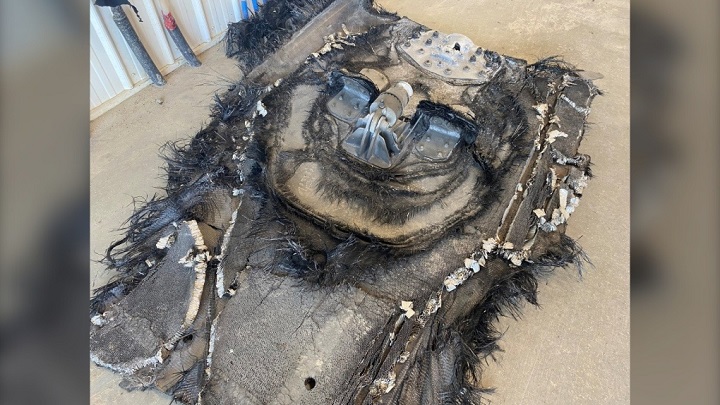 Jedna z części znalezionych przez rolników. Podejrzewa się, że może ona pochodzić ze statku kosmicznego SpaceX. Źródło: Bell Media