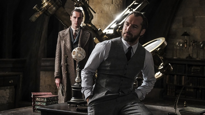 W młodego Albusa Dumbledore’a wciela się Jude Law. - Fantastyczne zwierzęta: Zbrodnie Grindelwalda z pierwszym zwiastunem - wiadomość - 2018-03-13
