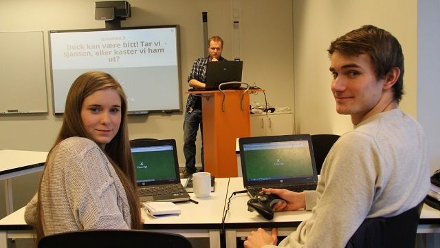 Norwescy uczniowie grają w The Walking Dead. Źródło: NRK.no. - The Walking Dead - przygodówka studia Telltale Games trafiła do norweskiej szkoły - wiadomość - 2014-01-20