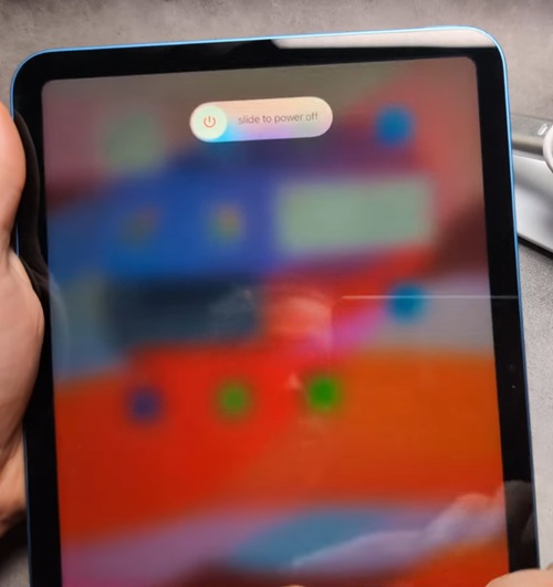 Procedura wyłączania iPada wciąż jest prosta. Źródło: UV Tech Tips / YouTube.