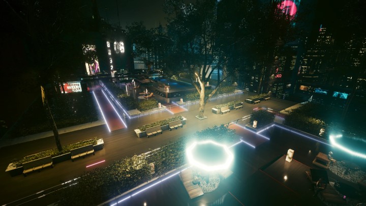 Prawda, że tak jest ładniej? Mod pozwala na eksplorację dodatkowej lokacji na dachu budynku. Źródło: Nexus Mods, TheRealJonCross - Cyberpunk 2077 ma sporo porzuconych lokacji, które teraz doczekały się poprawek. Odwiedźcie strzelnicę, basen i nowy sektor Corpo Plazy - wiadomość - 2025-07-16