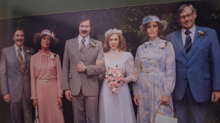 Po prawej stronie na zdjęciu państwo Evans, rodzice Lily i Petunii / Harry Potter: Kulisy magii, HBO Max, 2026 - Te 7 postaci z Harry'ego Pottera po raz pierwszy trafi na ekran w serialu HBO - wiadomość - 2026-04-15