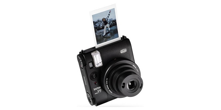 Instax mini 99 ma dwa spusty migawki. Jeden z nich, zainstalowany w niestandardowym miejscu, ma za zadanie ułatwić robienie zdjęć selfie. - Nie znajdziesz bardziej zaawansowanego Instaxa. Nowe efekty kolorystyczne wynoszą fotki na wyższy poziom - wiadomość - 2024-08-20