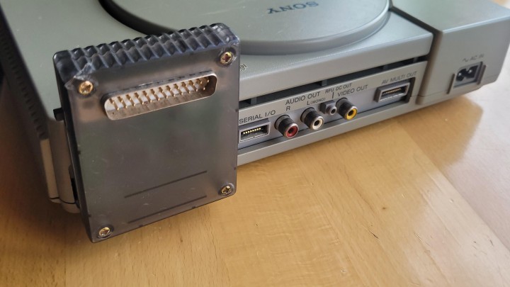 Tajemnicze urządzenie podłączone do PS1 to GameShark. Źródło: PeanutBrettle, Reddit - Gracz kupił używane PS1 i znalazł przy nim tajemnicze pudełko, które pozwala oszukiwać - wiadomość - 2025-04-16