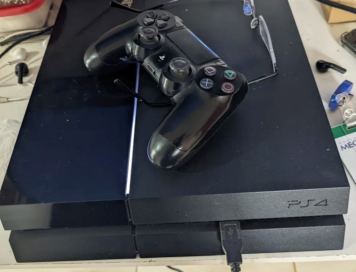 PS4 kupione przez użytkownika Reddita z Brazylii. Źródło: avalonsons, Reddit - Gracz marzył o własnym PS4 przez 12 lat, a teraz odważył się kupić je na raty i ani przez chwilę tego nie żałuje - wiadomość - 2025-05-21
