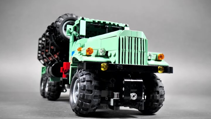 Oto KrAZ 255 z LEGO - gratka dla miłośników SnowRunnera. Źródło: Sariel's Bricks & Pets - Ten KrAZ-255 z LEGO jest dziełem polskiego konstruktora, pozwoli pobawić się w SnowRunnera także poza domem - wiadomość - 2024-01-24