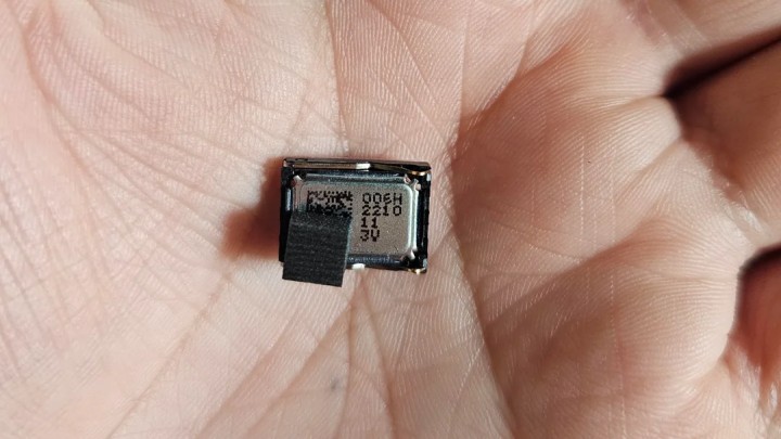 Źródło: Reddit | u/Rudy_Greyrat - Gracz PS5 rozmontowuje DualSense, aby go wyczyścić - zapomina o jednym elemencie i zastanawia się, co to jest - wiadomość - 2025-04-10