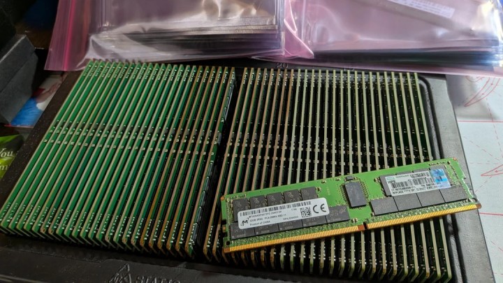 Źródło: Reddit - Dwa lata temu uratował z kosza na śmieci 2 304 GB pamięci RAM: dziś ten sprzęt jest bezcenny, ale dla niego bezużyteczny - wiadomość - 2026-04-23
