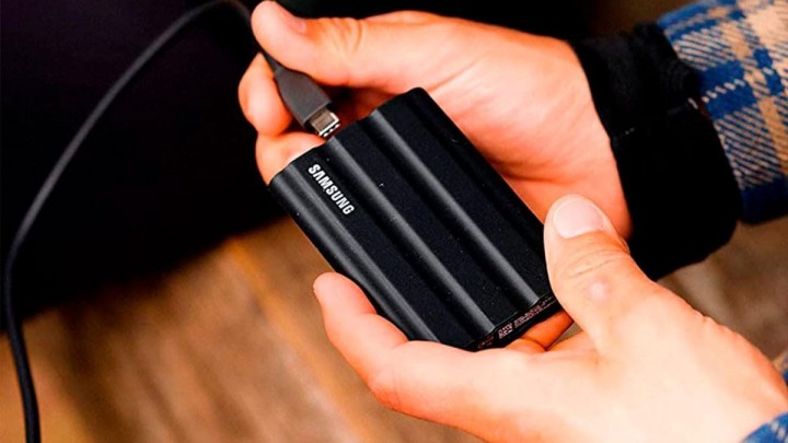 Źródło: Samsung; materiały promocyjne - Amazon ma nowy hitowy bestseller. Przenośny dysk Samsunga ma pojemność 2 TB i jest odporny na wodę oraz kurz - wiadomość - 2025-05-22