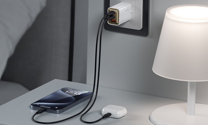 Źródło: Toocki; materiały promocyjne - Wykręca dobre wyniki ładowania, zaopiekuje się kilkoma sprzętami naraz. Ta 65-watowa ładowarka to bohaterka codziennego dnia - wiadomość - 2025-03-20