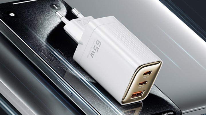Źródło: Toocki; materiały promocyjne - Wykręca dobre wyniki ładowania, zaopiekuje się kilkoma sprzętami naraz. Ta 65-watowa ładowarka to bohaterka codziennego dnia - wiadomość - 2025-03-20
