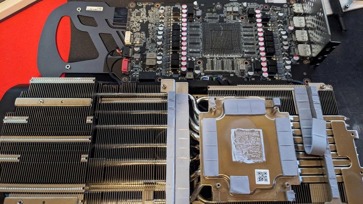 Odesłane urządzenie zostało pozbawione GPU i pamięci. Źródło: piscian19, Reddit - Oszust kupił RTX 4090, wyjął układ GPU i RAM, a potem dokonał zwrotu. Sprzedawca nie zamierza mu odpuścić - wiadomość - 2025-04-17